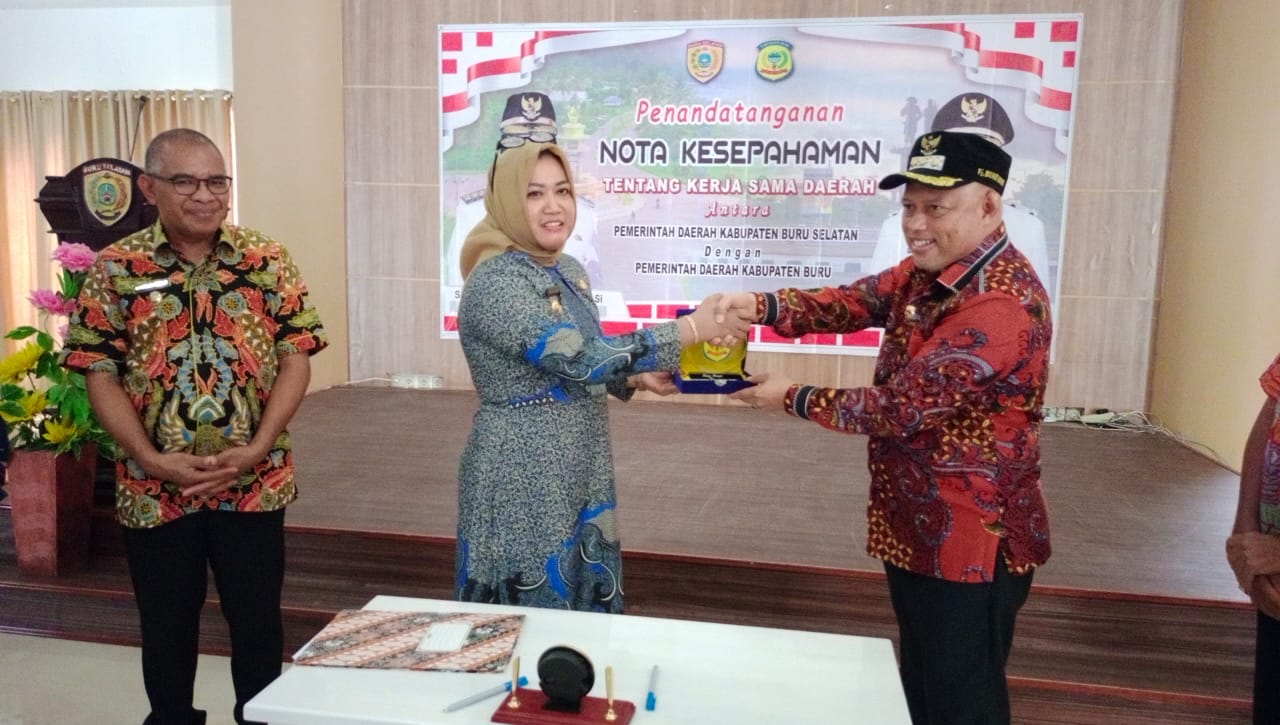 PENANDATANGANAN NOTA KESEPAHAMAN TENTANG KERJA SAMA DAERAH ANTARA PEMERINTAH KABUPATEN BURU DENGAN PEMERINTAH KABUPATEN BURU SELATAN